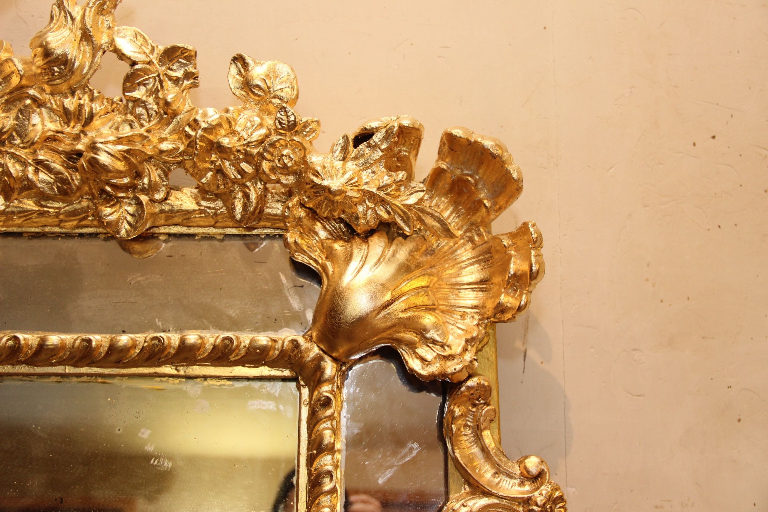 Закат золотит деревья старинной позолотой. Зеркало Prestige сусальное золото. Зеркало Prestige сусальное золото casa+39. Китай сусальное золото дворец. Старинное зеркало.
