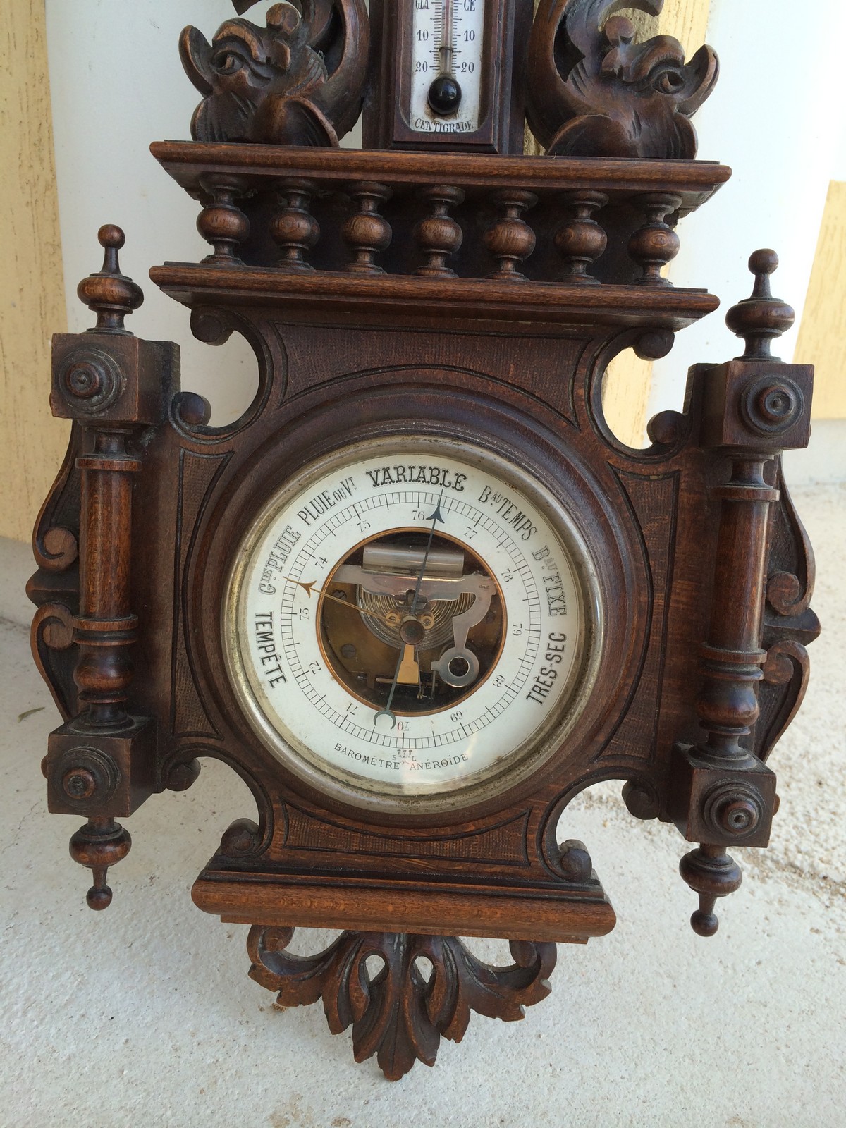 Барометр с часами настенный. Барометр Wilhelm Bernhardt. Барометр 19-20 век. Barometre metallioue антикварный. Старинные настенные часы с барометром.